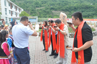 陳家壩小學的孩子們向來賓敬咂酒